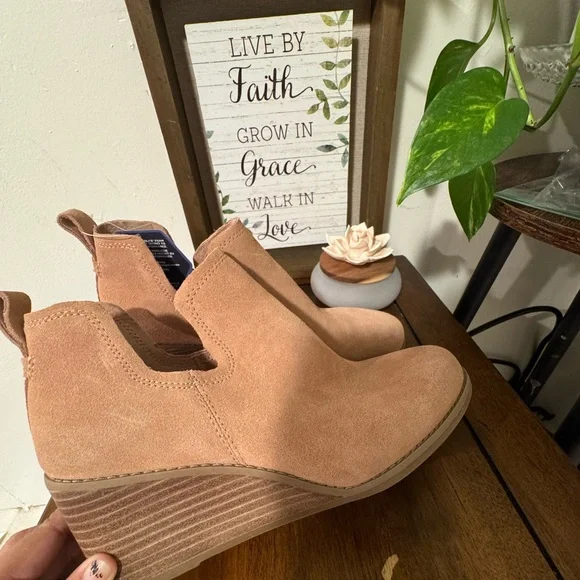 Toms Women's Tan Suede Wedge Booties/Size 7.5 News - Picture 5 of 7